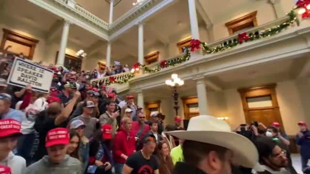 Un grupo de seguidores de Trump accede al Congreso de Georgia para denunciar un supuesto fraude electoral