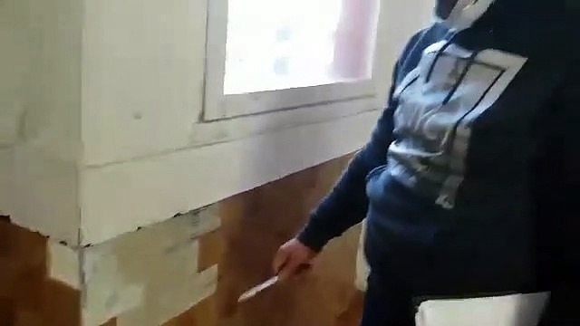 Said Jaddi, habitant du quartier des Aubiers à Bordeaux, nous montre l'état des parties communes de son immeuble