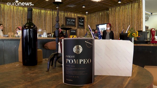 شاهد: إسرائيلي يطلق اسم بومبيو على نبيذه الأحمر المصنع في مستوطنة في الضفة الغربية المحتلة