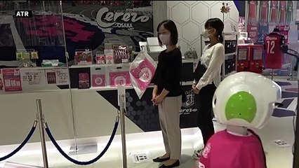 Au Japon, un robot rappelle aux clients d'un magasin de porter un masque