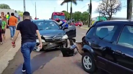 Três veículos se envolvem em forte colisão na Avenida Brasil, no Bairro Coqueiral