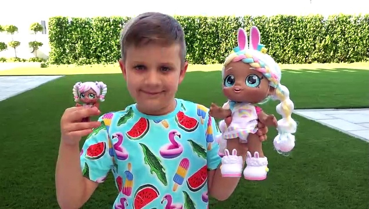 Diana plays with new Kindi Kids Minis