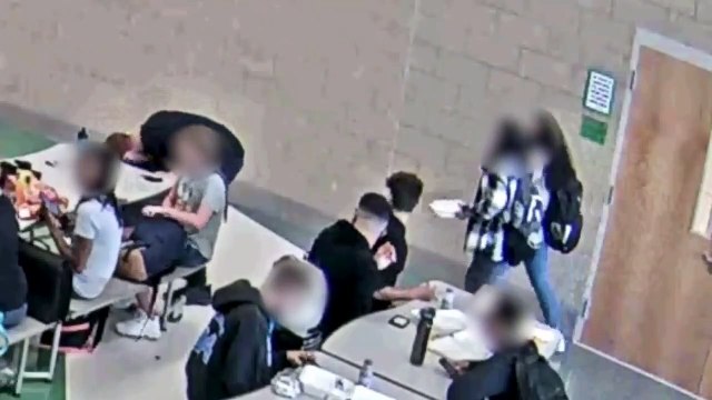 Un adolescent sauve son ami qui s'étouffe pendant le déjeuner à l'école avec une manœuvre de Heimlich