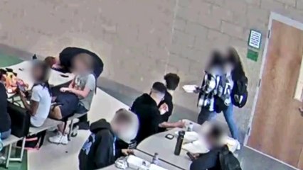 Un adolescent sauve son ami qui s'étouffe pendant le déjeuner à l'école avec une manœuvre de Heimlich