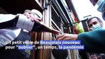A Paris, un restaurateur sert du Beaujolais nouveau à emporter pour 