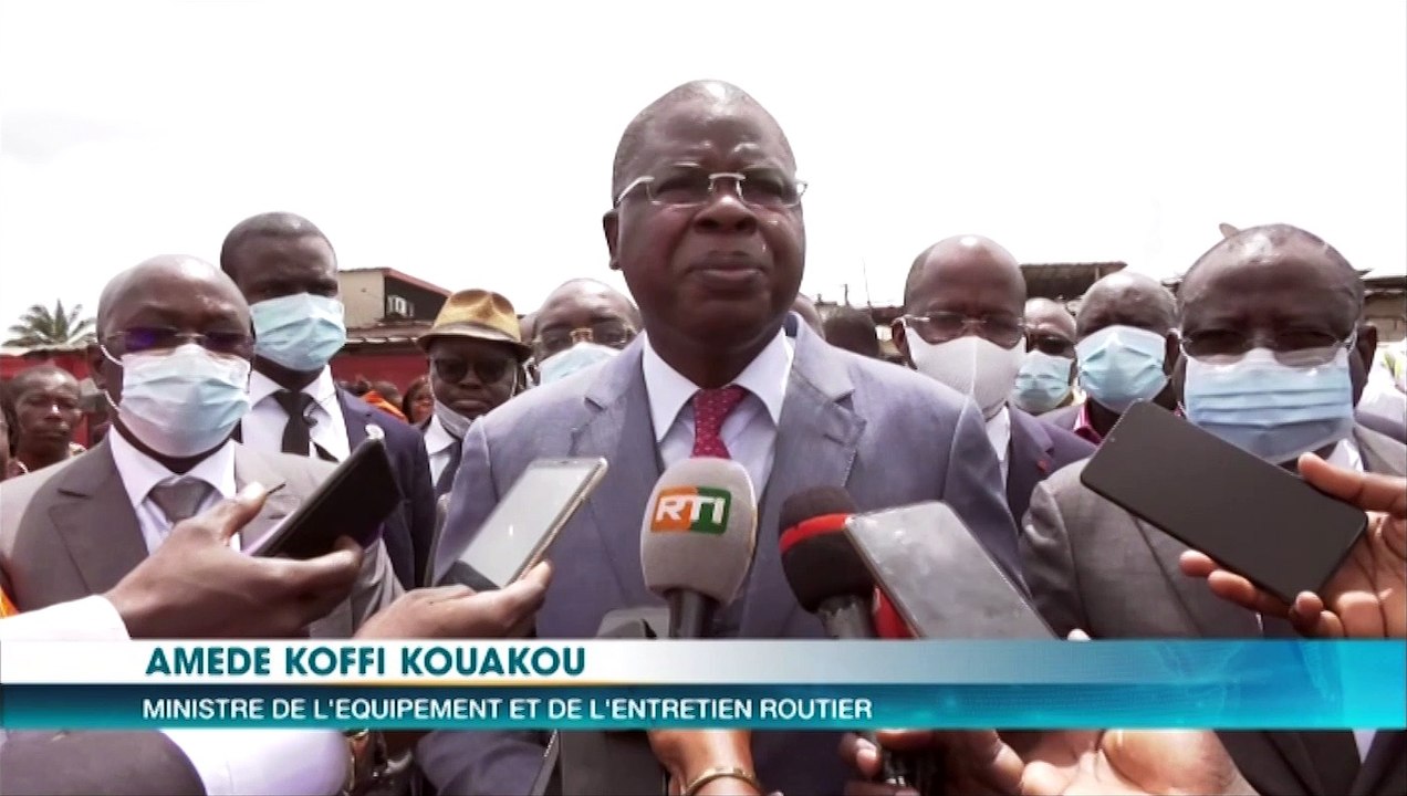 Amédé Kouakou Koffi visite les travaux d'aménagements de la voirie à Koumassi.