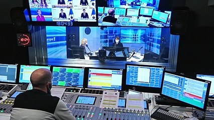 Coronavirus : à Saint-Etienne, une "Saniboxx" désinfecte les clients d'un hypermarché