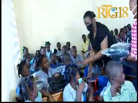 Martine Moïse distribye kit eskolè bay plizyè elèv nan kèk lekòl nan depatman Grandans