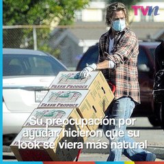 Brad Pitt reparte cajas de comida a personas necesitadas