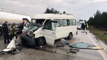 ADANA - Tıra arkadan çarpan minibüsteki 4 kişi yaralandı