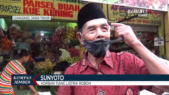 6 Tiang Listrik Roboh Menimpa Mobil dan Gerobak Bakso