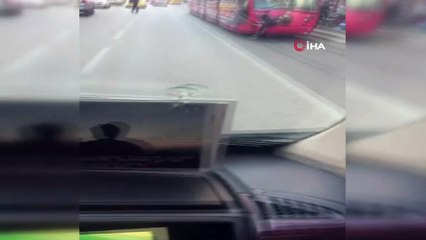 Tramvay arkasında tehlikeli yolculuk kamerada