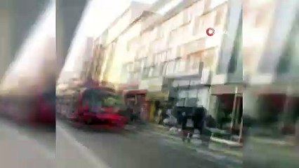 Bursa’da tramvay arkasında tehlikeli yolculuk