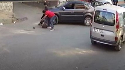 Telefonla konuşan motosikletliyi uyardı, yolun ortasında dayak yedi