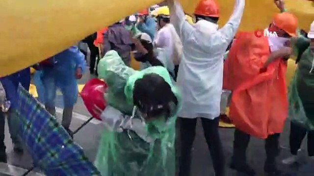 Tayland'da monarşi karşıtı protestocular polisle çatıştı: 55 yaralı