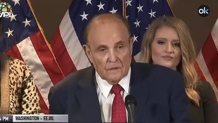 La caótica comparecencia del abogado de Trump en la que señaló a un "fraude masivo" mientras sudaba tinte