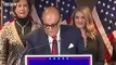 La teinture de cheveux de Rudy Giuliani, l’avocat de Donald Trump, coule sur son visage en pleine conférence de presse et il devient la risée des internautes - VIDEO