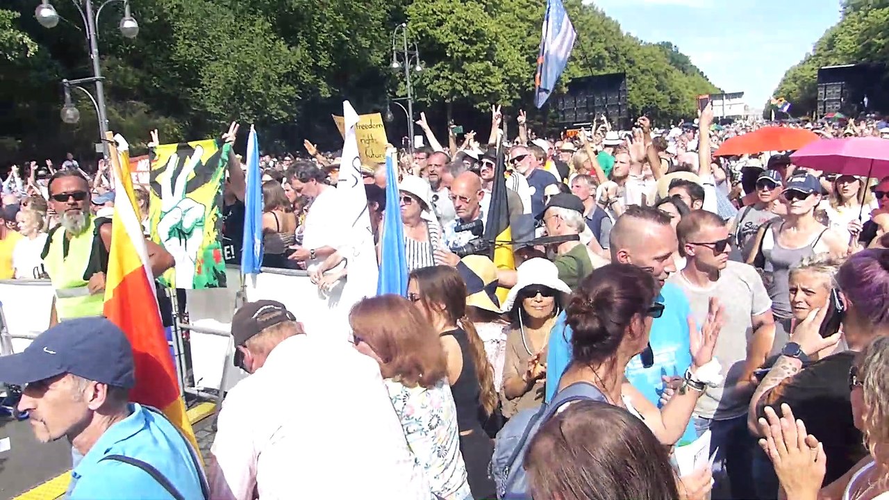 SchwrzVyce: Fake News Media - Live am 'Tag der Freiheit' in Berlin