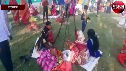 छठ मईया की घाट पर पूजा करती व्रती महिलाएं