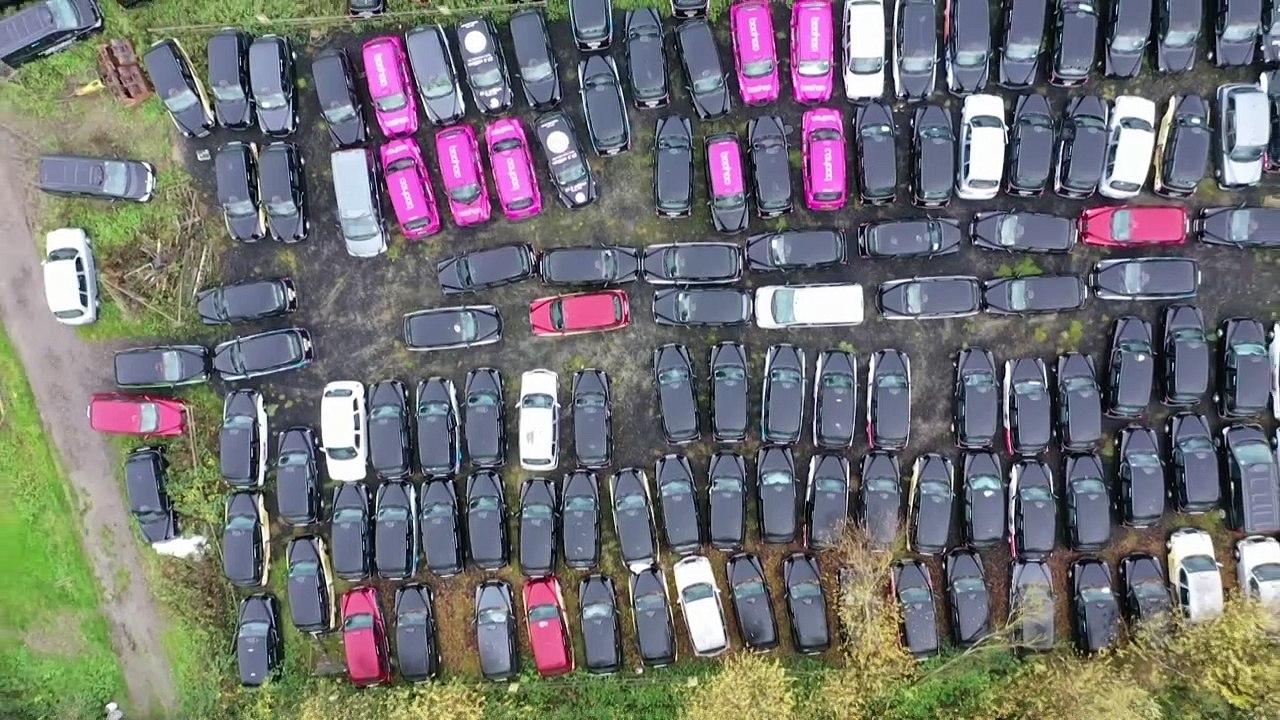 Près de Londres, des champs de taxis abandonnés à cause de la pandémie