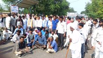 शाजापुर मे यूरिया की किल्लत, किसानो ने रोड जाम कर किया प्रदर्शन