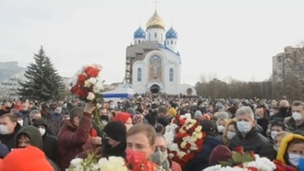 Miles de bielorrusos se despiden del artista opositor víctima de la represión