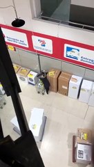 Casal une esforços com técnica engenhosa para roubar presuntos num supermercado