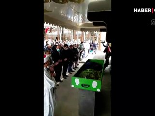 Karantinadaki belediye başkanı, babasının cenaze namazını canlı yayından takip etti