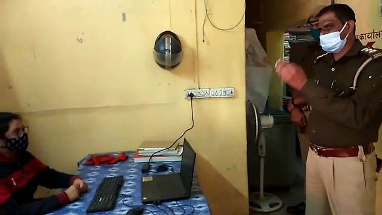 विश्व बाल दिवस के अवसर पर छात्रा को एक दिन का मूलगंज थानेदार बनाया गया