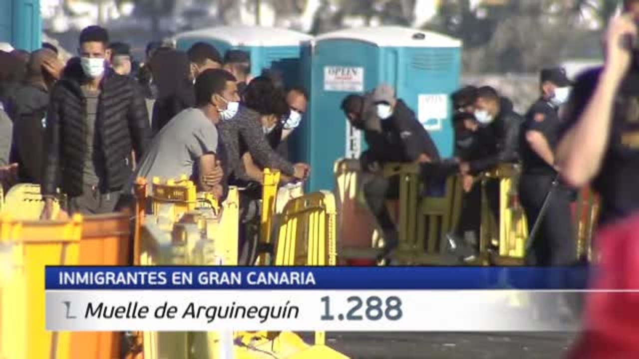 Una comitiva judicial visita el muelle de Arguineguín para comprobar la situación de los inmigrantes