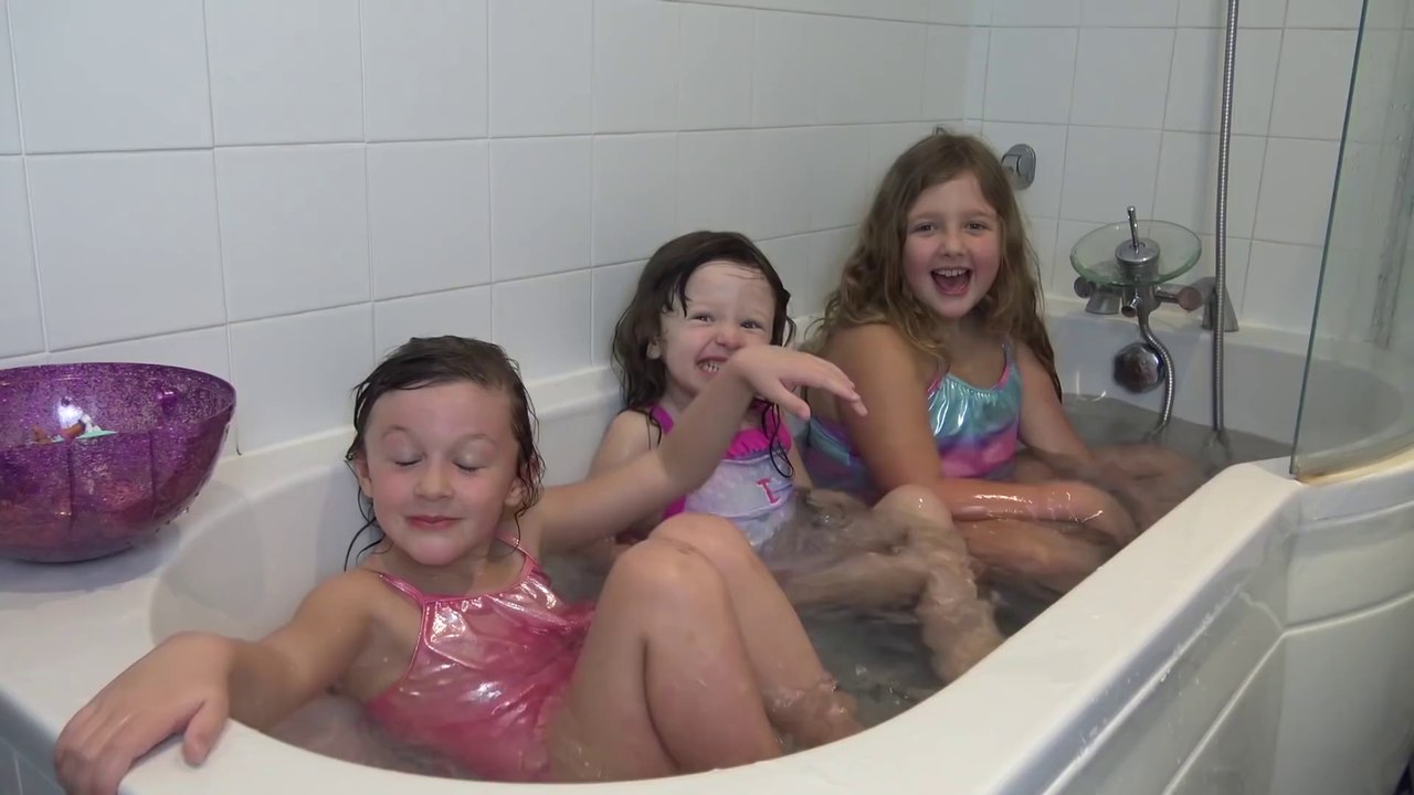 Diversão na Piscina e Brincadeiras das Princesas com Sophia Isabella e Alice Princesas Episódio  (6)