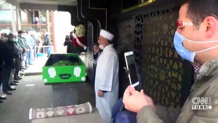 Belediye başkanı babasının cenaze namazını canlı yayından takip etti | Video