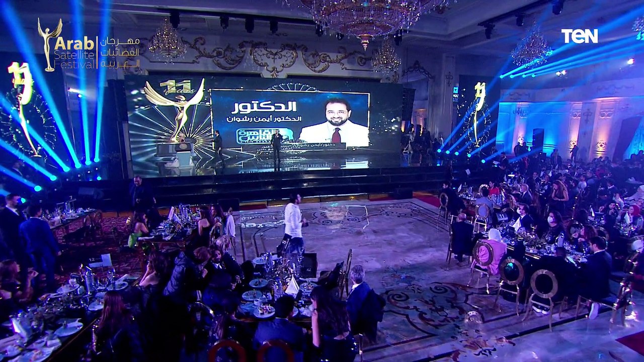 أيمن رشوان يهدي جائزته لشهداء جيش مصر الأبيض خلال تكريمه بمهرجان الفضائيات العربية