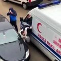 Vaka almaya giden ambulans şoförünü yolda darp ettiler!