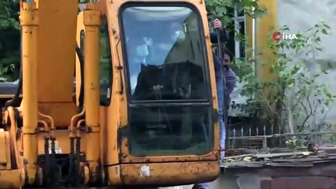 Kocaeli'de depremden kalan bin 502 adet hasarlı binanın yıkımına başlandı