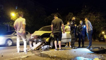 Veículo fica com a frente destruída após colidir em poste no Centro da cidade