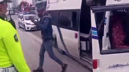 ADANA - Adana'da 17 kişilik servis aracında 41 işçi taşıyan ehliyetsiz sürücüye para cezası