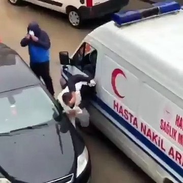 Hayat kurtarmaya giden ambulans şoförüne meydan dayağı