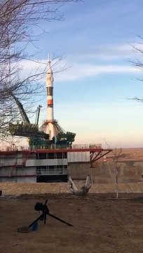 Un homme assiste de très près lancement au d'une navette Soyouz