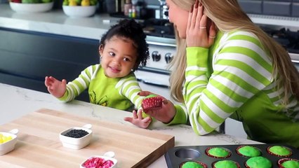 Kylie Jenner_ Grinch Cupcakes with Stormi