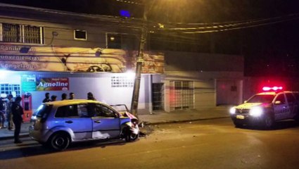 Veículo fica com a frente destruída após colidir em poste no Centro da cidade