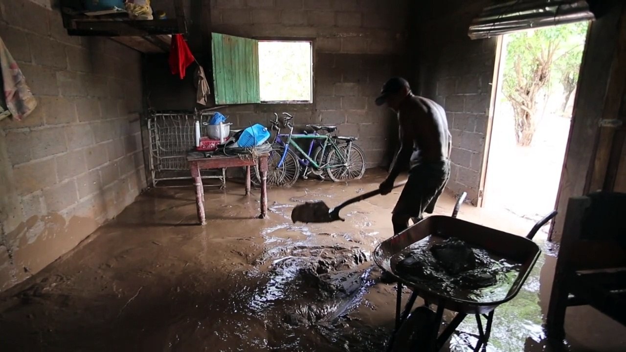 Aufräumen nach Durchzug von Hurrikan 'Iota'