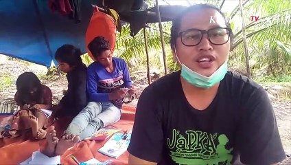 Perjuangan Mengajar Anak-anak Rimba di Baca Tulis