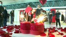 ANKARA - Engelli gençten metro istasyonunda engelli sevgilisine sürpriz evlilik teklifi