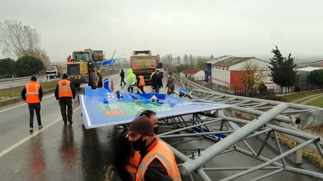 TEKİRDAĞ - Kamyonun seyir halindeyken açılan damperi yön tabelasını devirdi