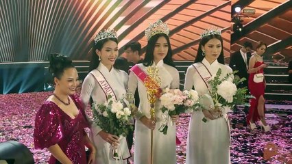 CẬN CẢNH Đoàn Văn Hậu TẶNG hoa hồng, ÔM an ủi BẠN GÁI vì trượt Hoa hậu việt nam 2020