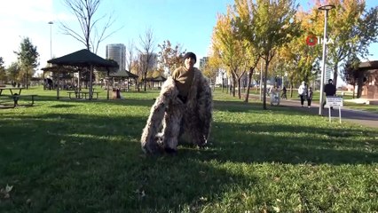 Bursalı Ünlü Tiyatrocu Kartal Kostümü Giydi Maske Takmayanları Uyardı