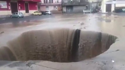 Route affaissée à Crotone après de puissants orages en Calabre