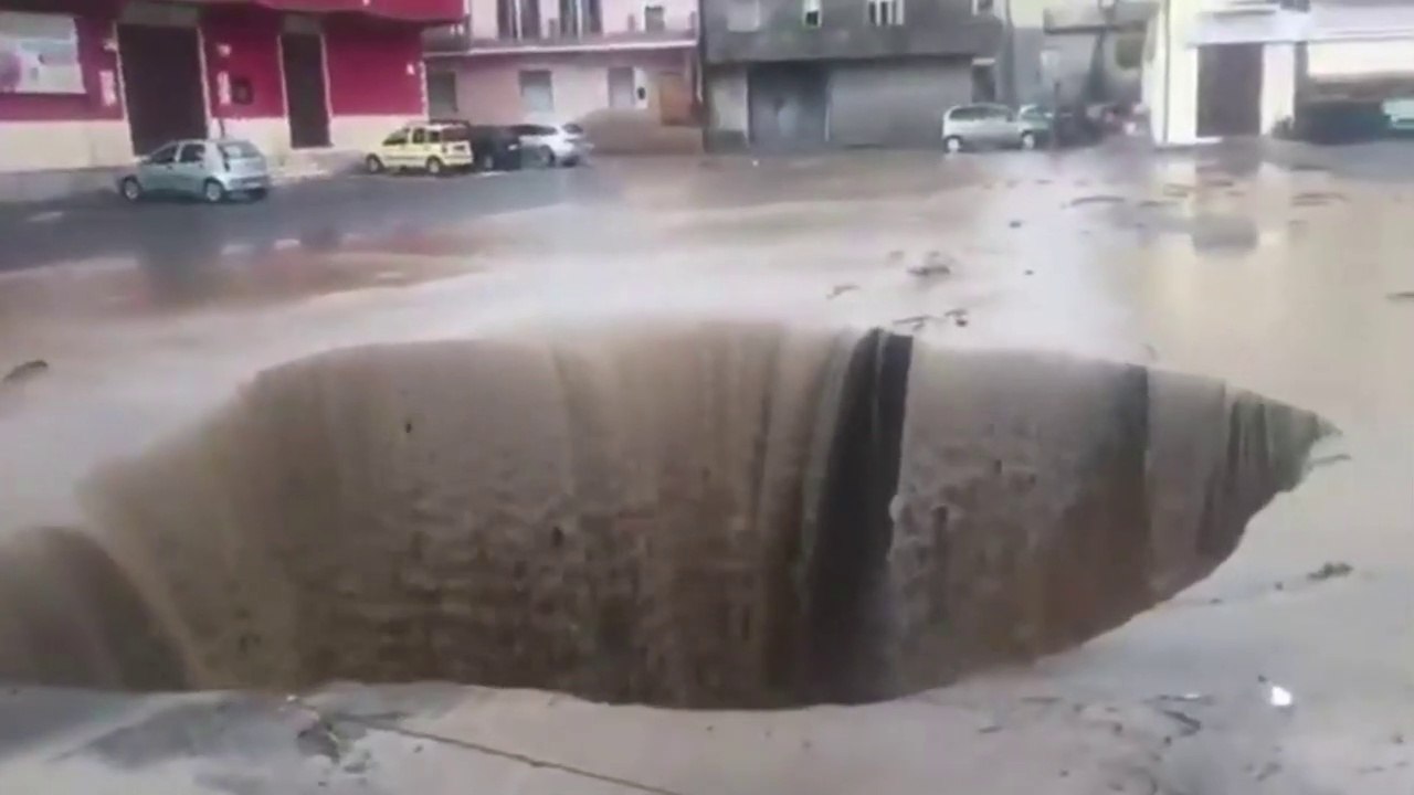 Route affaissée à Crotone après de puissants orages en Calabre