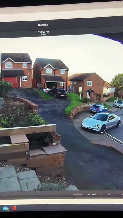 Régis se gare avec une Porsche Taycan